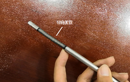 調整探頭伸出剛性套管的長度 調整探頭伸出剛性套管的長度